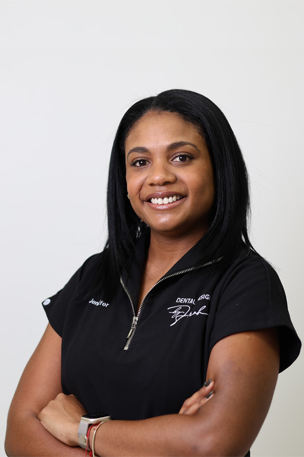 Dental assistant Jennifer at Deluxe Dental in Miami, providing care to patients in Kendall and Medley