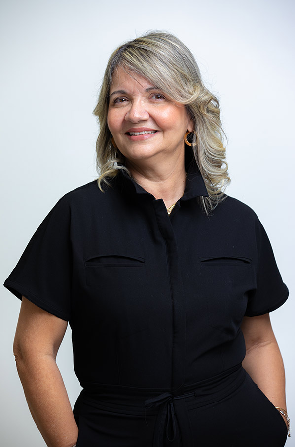 Dental hygienist Maritza at Deluxe Dental, a Miami dentist serving Kendall and Medley, providing patient care
